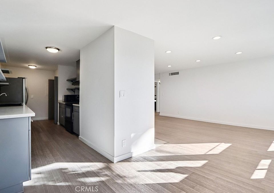 1st image of 403 N Oakhurst Dr APT 204