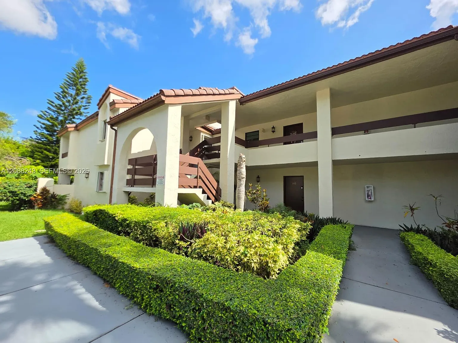Kenland Bend South Condo — Photo 1