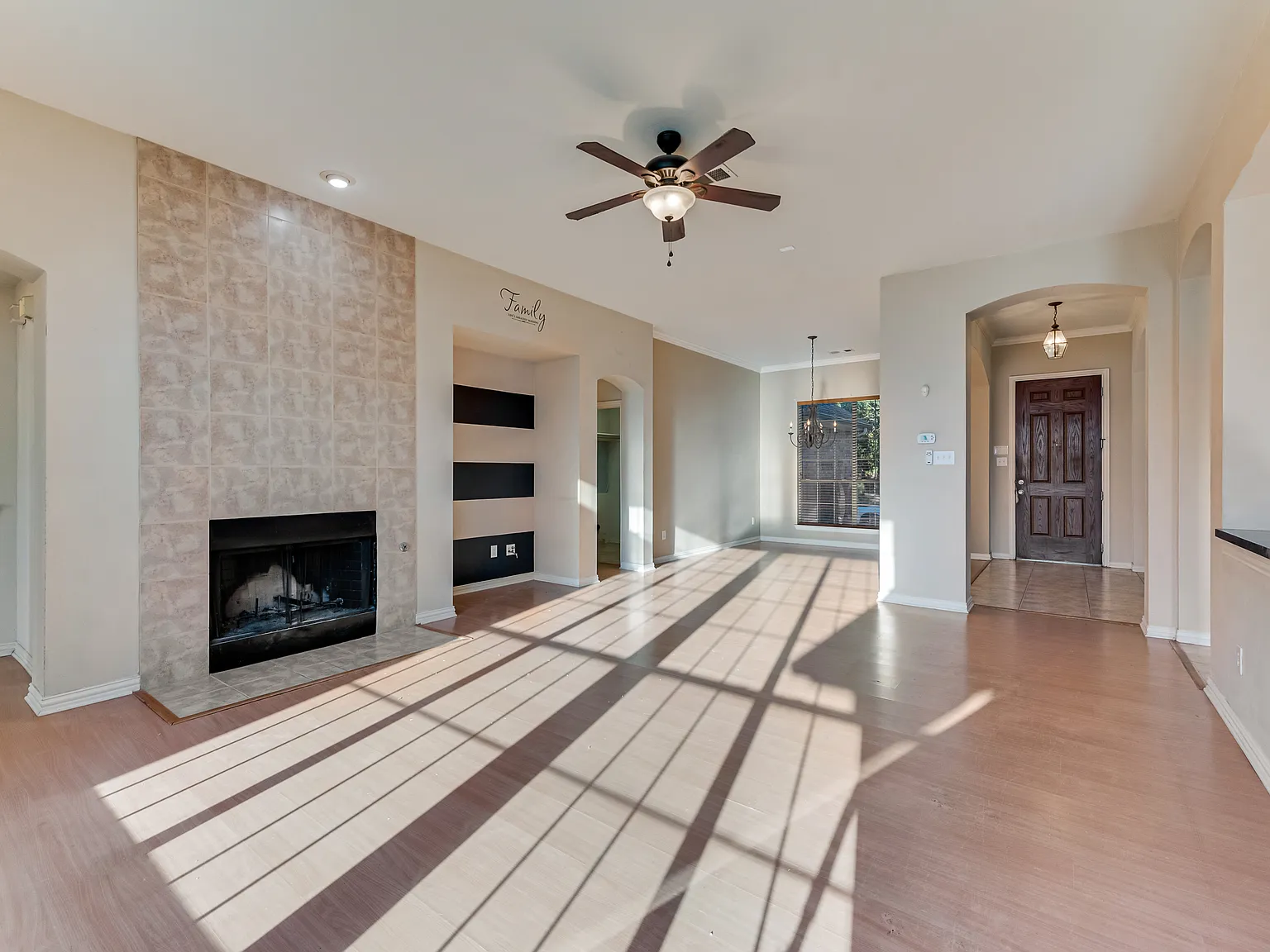 3 bed, 1996 sqft, $2,400 — Photo 3