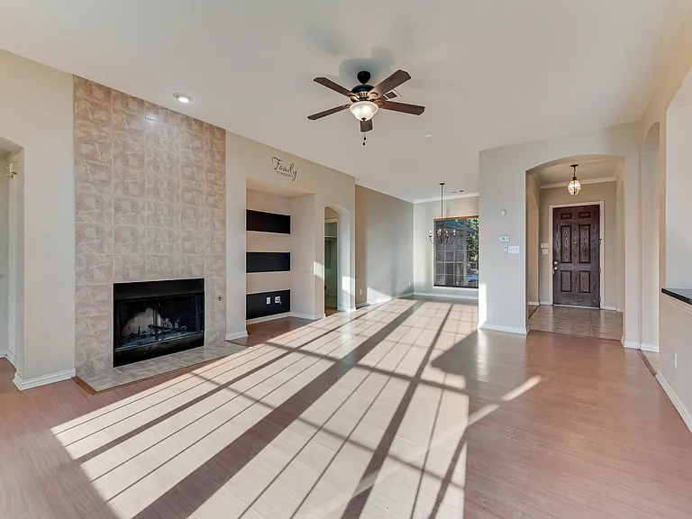 2517 Indian Hills Dr — Photo 3