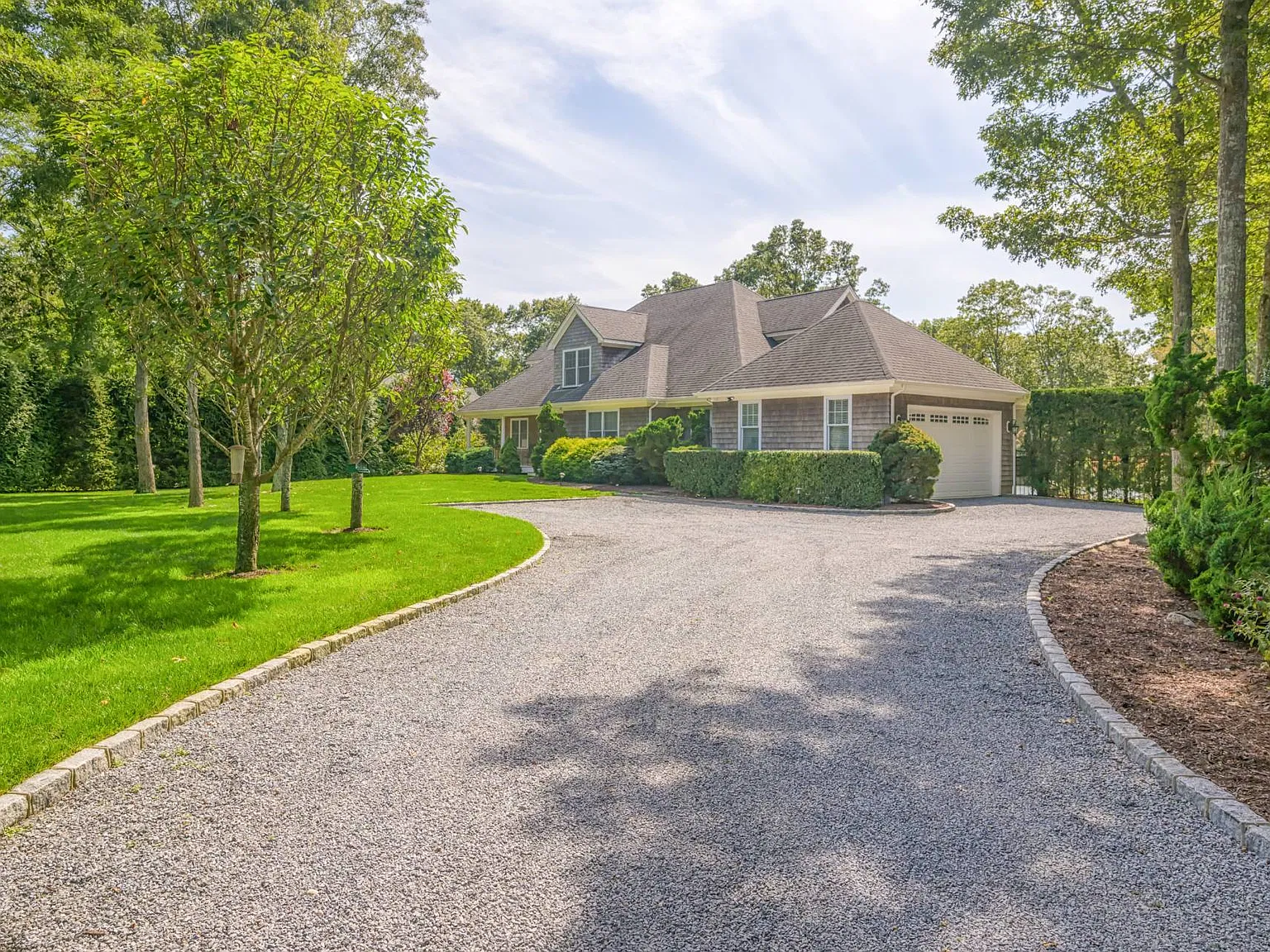 Quogue Village Sophisticated Chic Design — Photo 4