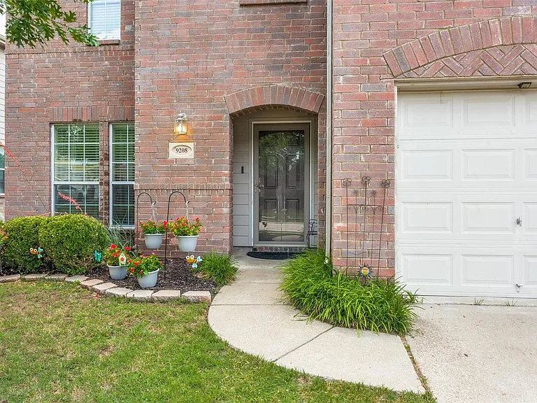 9208 Conestoga Dr — Photo 3