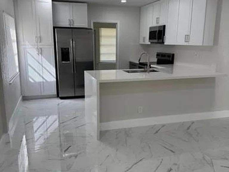 2423 Scott St — Photo 2