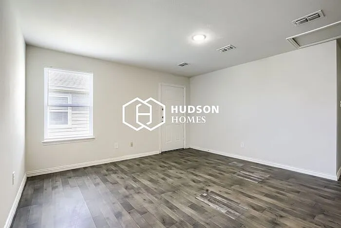 3 bed, 2.0 bath, 872 sqft, $875 — Photo 3