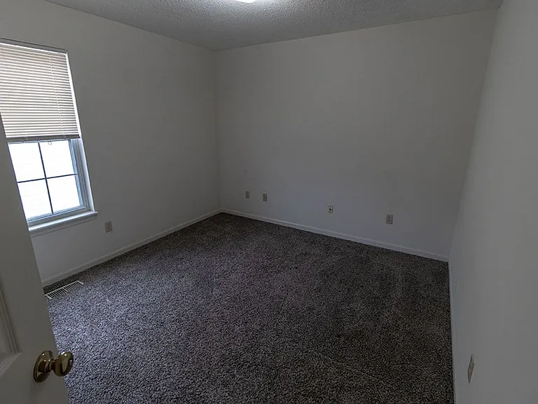 212-214 Nikki Way — Photo 24