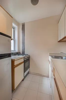 5th image of 320 E 35th St APT 3A