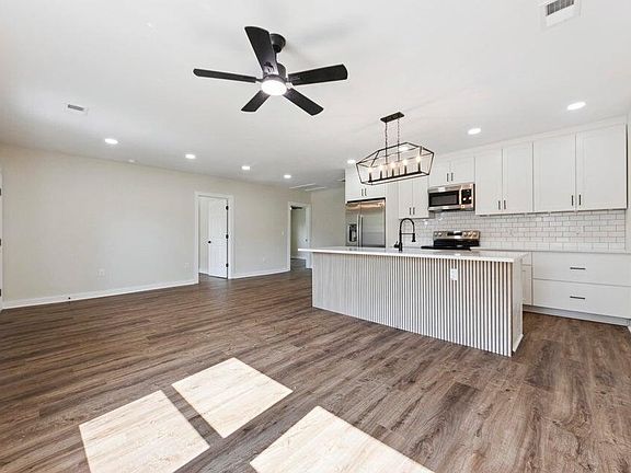 5th image of 2136 Commander Rd