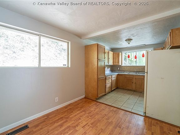 3rd image of 909 S Park Rd SE