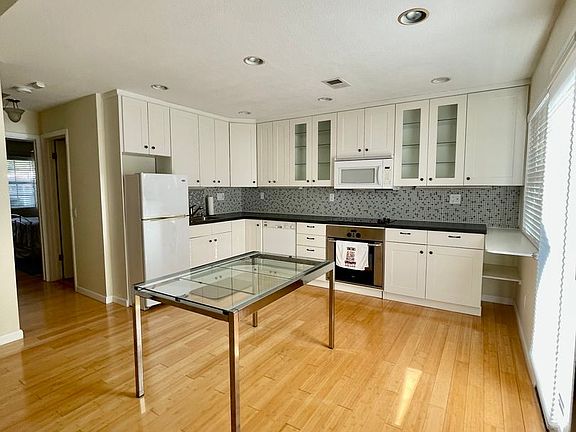 5th image of 323 W Thomson Ave