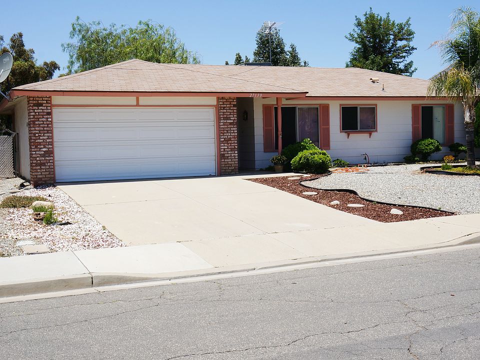 REALLY NICE CURB APPEAL