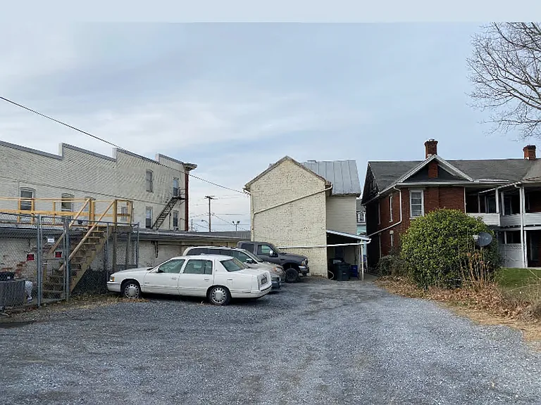 212 E King St — Photo 13
