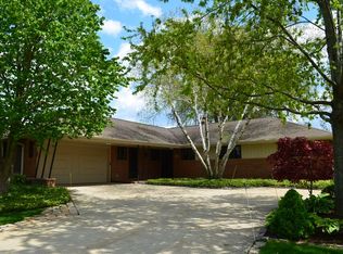 8860 N Seneca Rd, Bayside, WI 53217