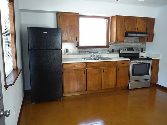 3rd image of 611 E Lee St