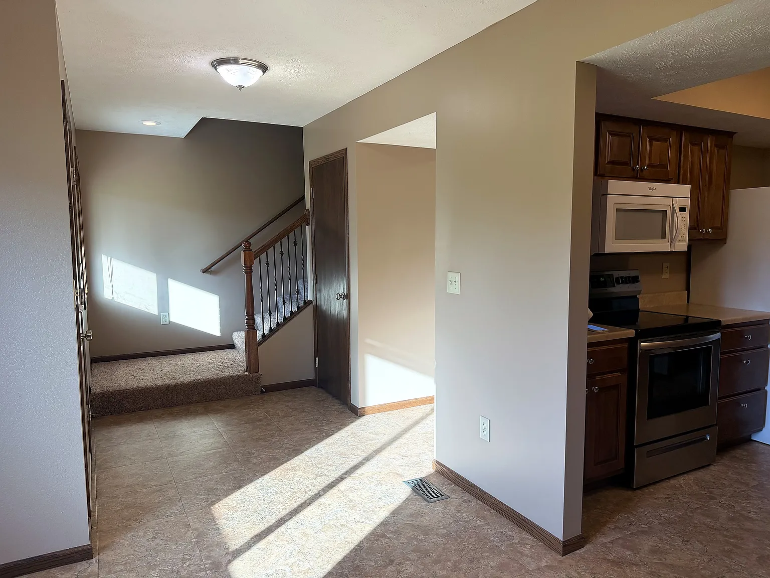 3 bed, 3.5 bath, 2100 sqft, $2,000 — Photo 2