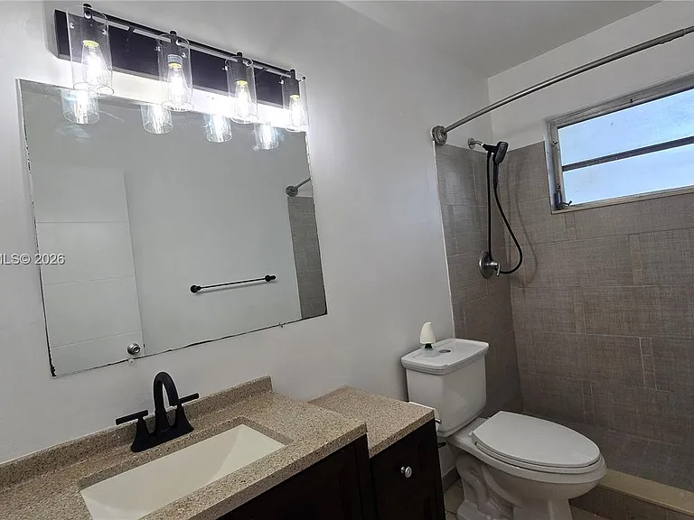 2801 NE 49th St #7 — Photo 7