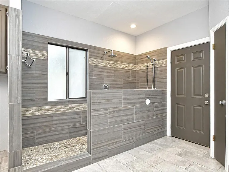 606 Tyrone Dr — Photo 1