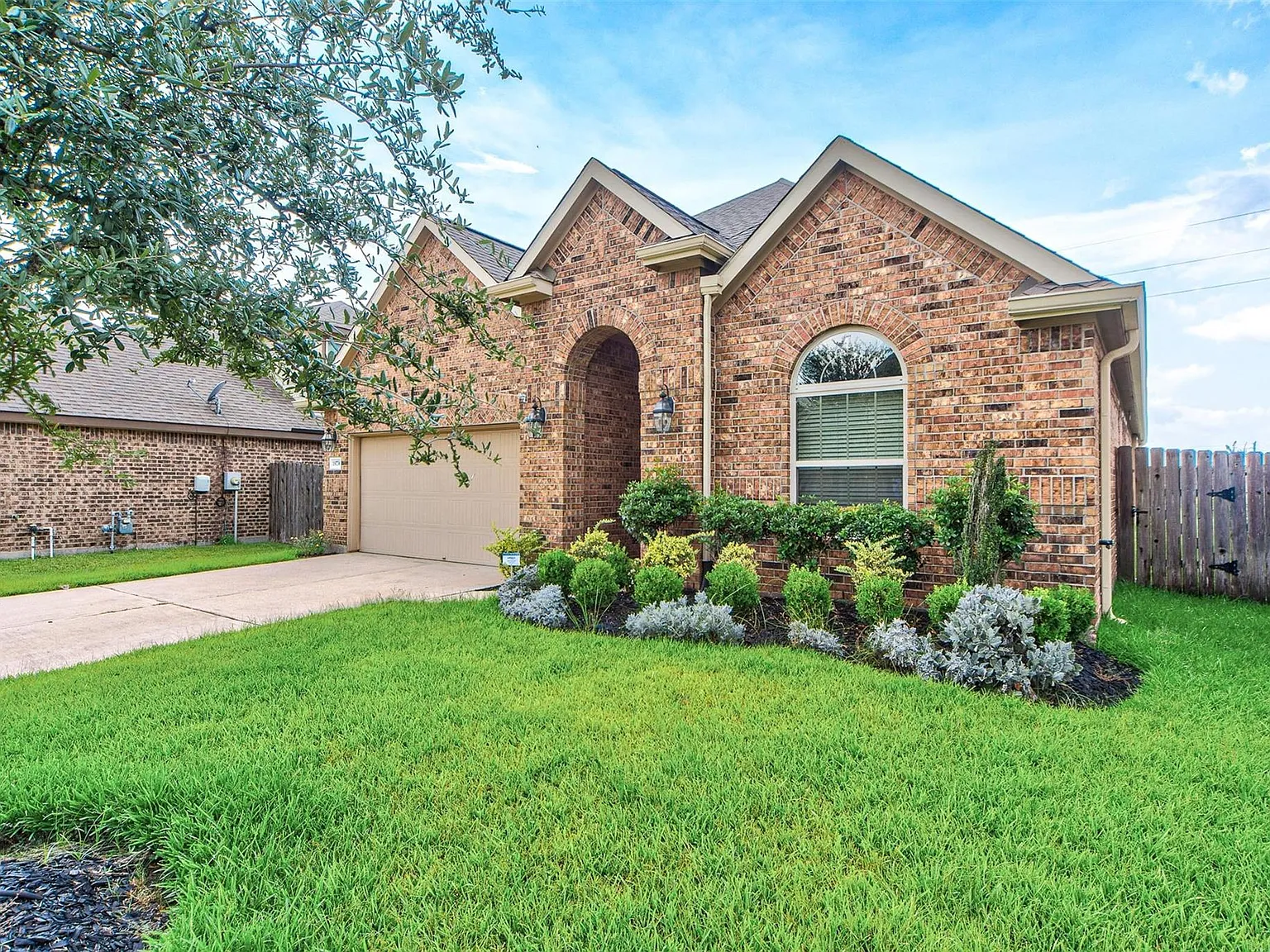 3 bed, 3.0 bath, 2238 sqft, $4,000 — Photo 3