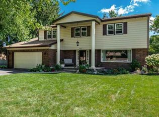 911 Pine Valley Dr, Rockford, IL 61107