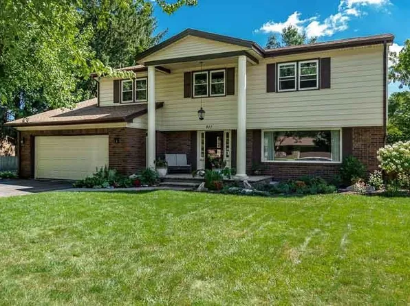 911 Pine Valley Dr, Rockford, IL 61107