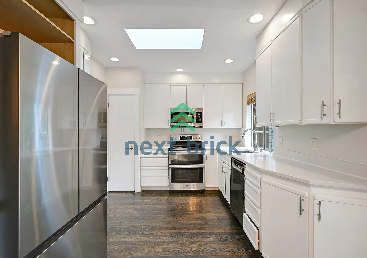"Charming Bellevue 4-Bed Oasis with 2 Baths - Spacious 1560 Sq Ft Retreat!" — Photo 2