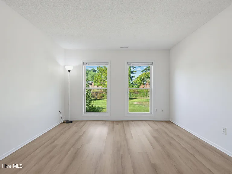 305 W Willowood Ln — Photo 34