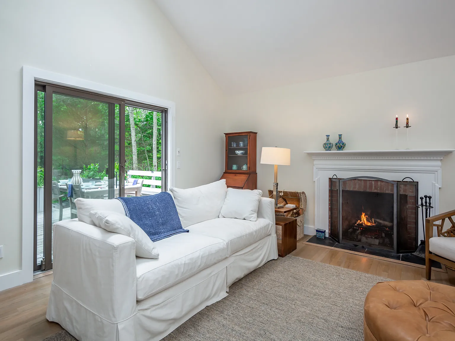 Pristine Contemporary with heated pool on a private acre — Photo 3