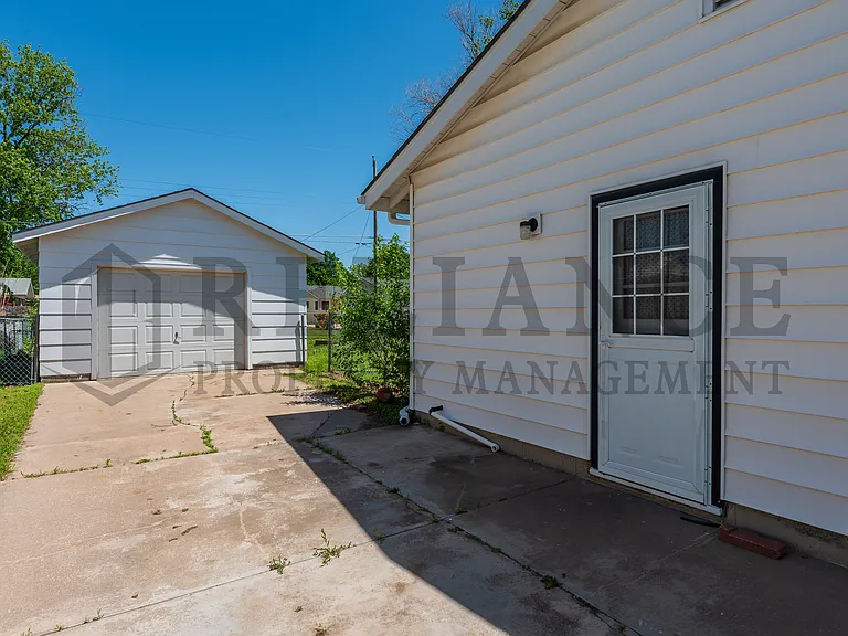 3052 S Bonn Ave — Photo 2