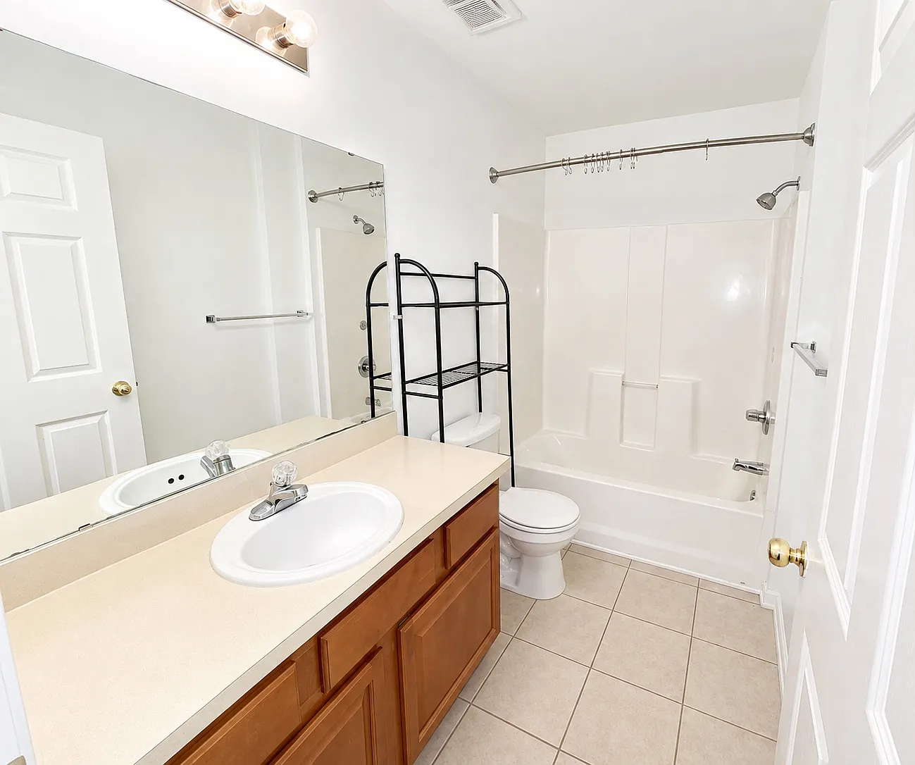 2 bed, 1099 sqft, $1,600 — Photo 4