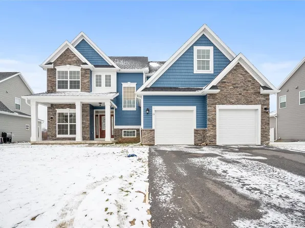 15 Glastonbury Cir, West Henrietta, NY 14586