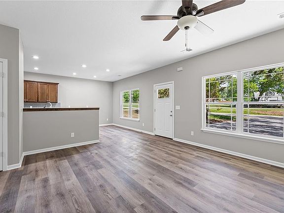 4th image of 214 W 4th St