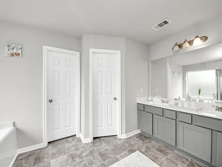2918 Silverhorn Ln — Photo 32