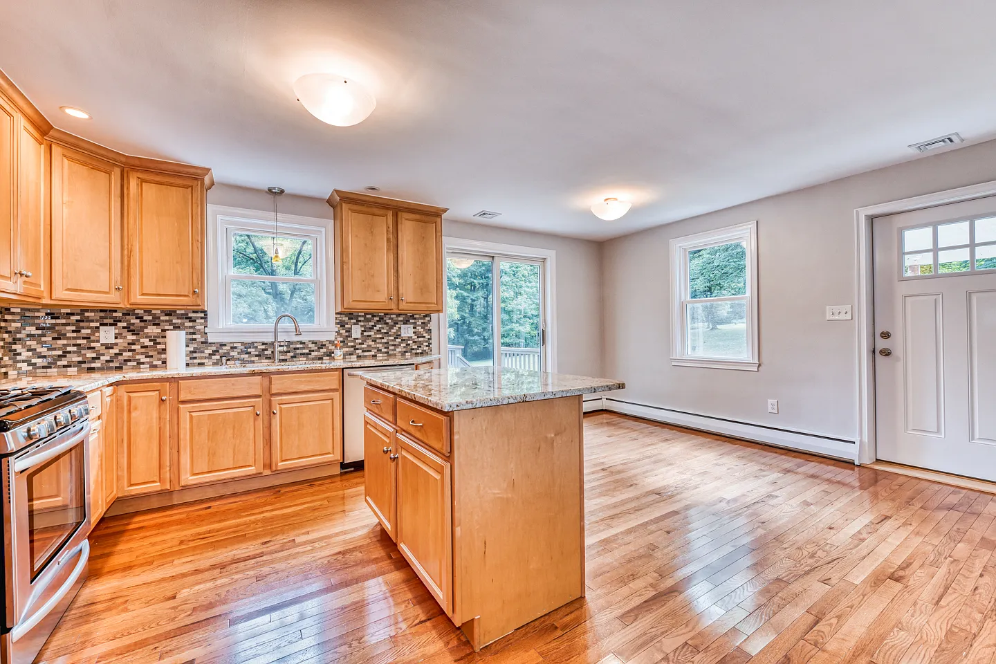 3 bed, 1.5 bath, 1268 sqft, $3,500 — Photo 4