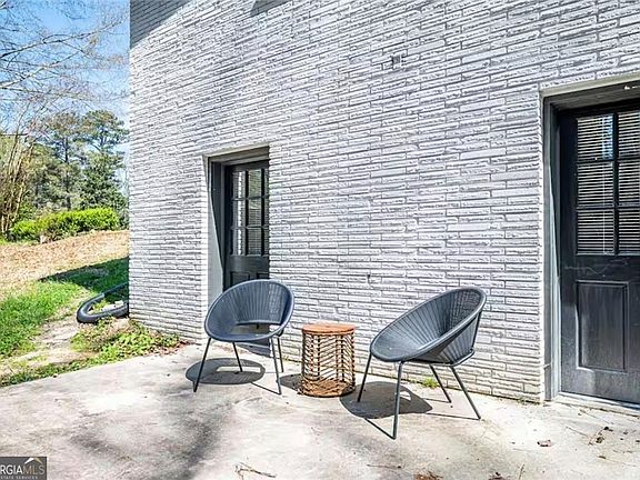 5th image of 2339 Country Club Ln SW