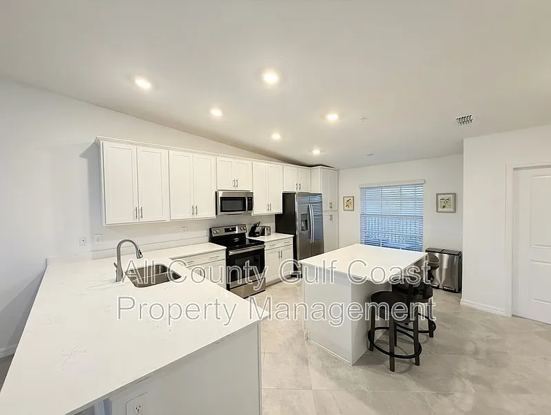 Building Photo - 12550 Galapagos Ct #201