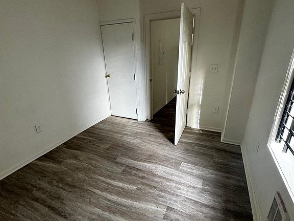 5th image of 656 E Clementine St
