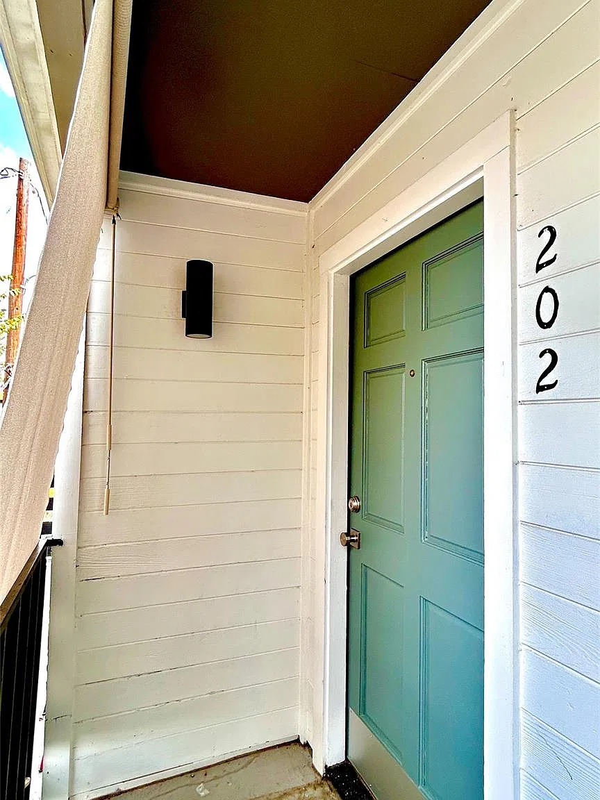 Studio, 1.0 bath, 425 sqft, $1,050 — Photo 2