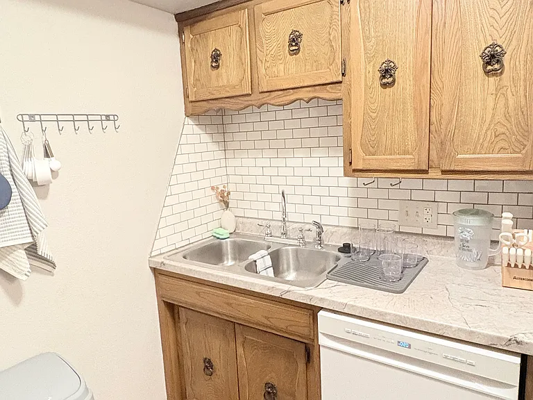 507 W Westview St #16 — Photo 10