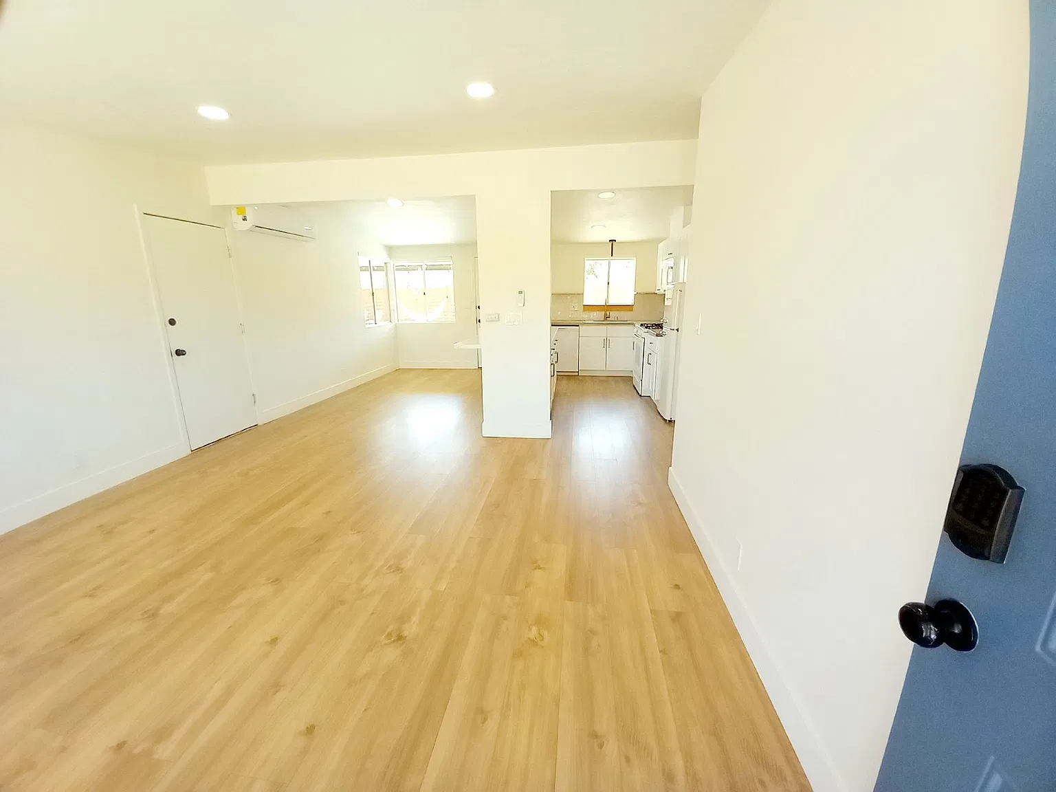 3 bed, 2.0 bath, 1026 sqft, $1,925 — Photo 3