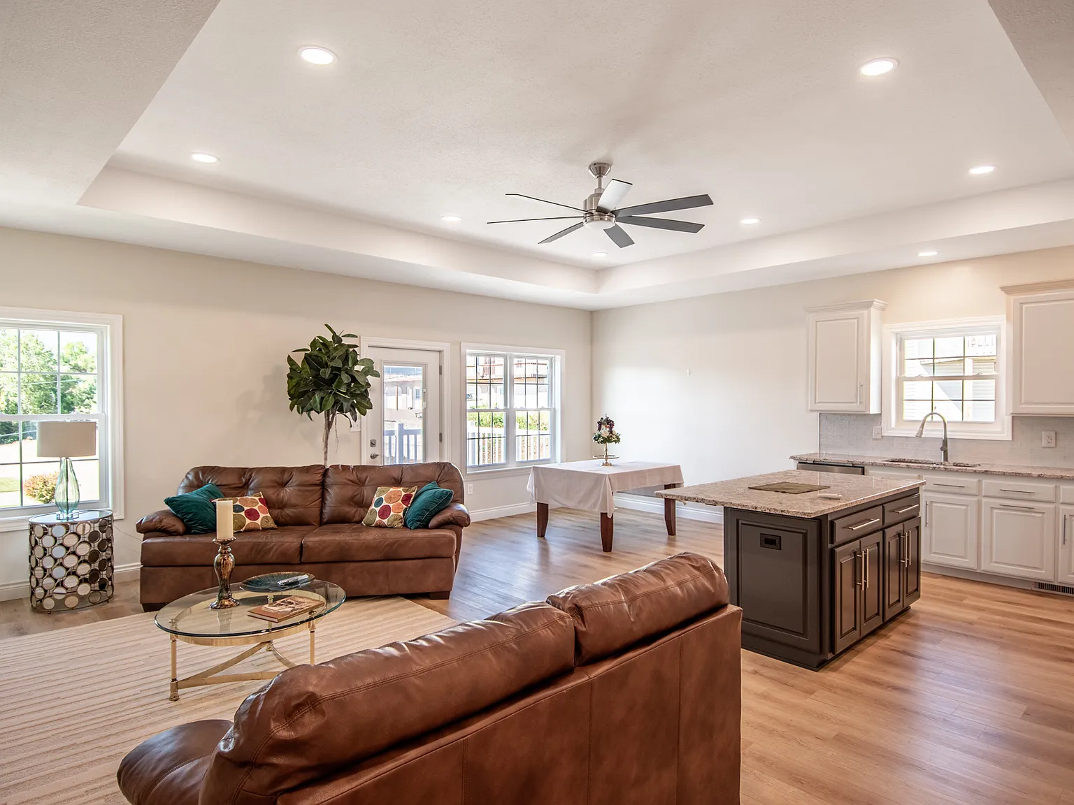3 bed, 2027 sqft, $2,200 — Photo 3