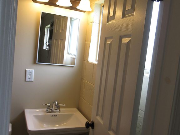 4th image of 159 N Donahue Dr #1B-1Ba-385Sqft