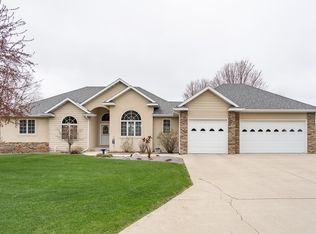 1854 Creekside Dr NE, Owatonna, MN 55060