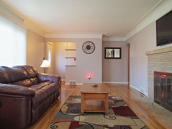 Living Room 20.5'x13'