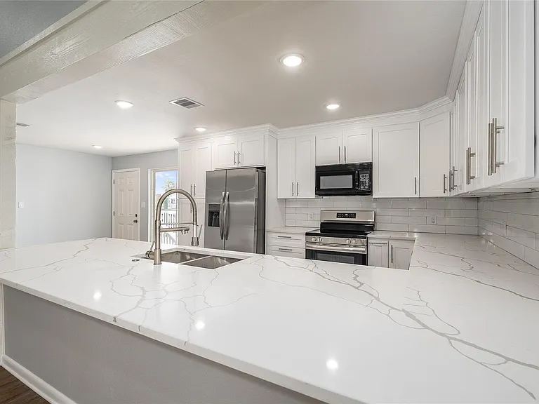 901 Bonita St — Photo 3