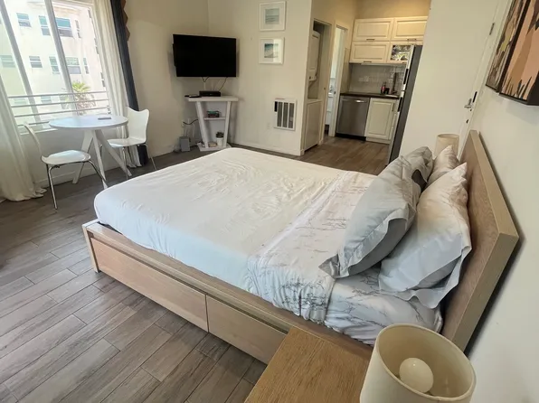 1647 Ocean Front Walk, Santa Monica, CA