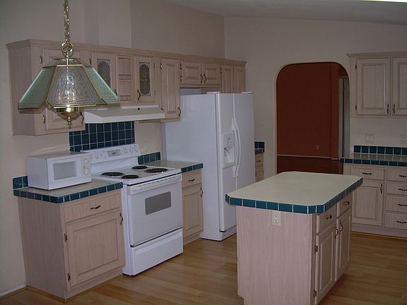 Eat-in Kitchen with island counter