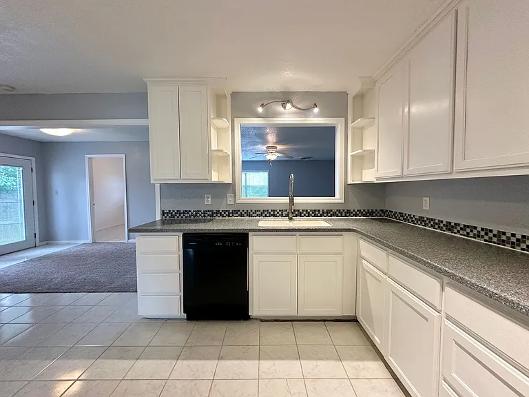 1801 Glendale Dr — Photo 10