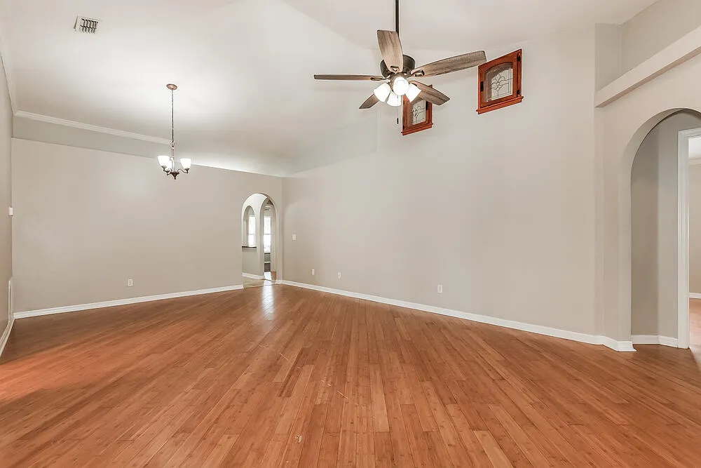 4 bed, 2.0 bath, 1874 sqft, $2,105 — Photo 3