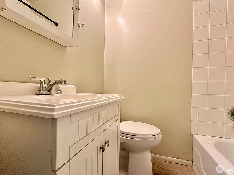 114 Wells Ave S — Photo 5