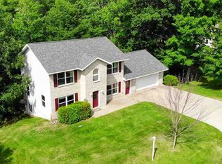 1910 Robindale Dr, Houghton, MI 49931