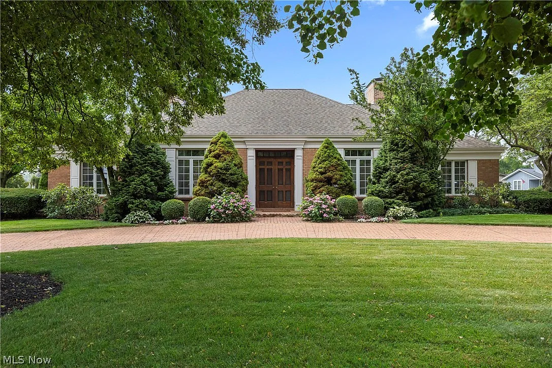 1711 Willow Dr photo 1